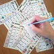 HOĎ KOSTKOU A PIŠ NEBO MALUJ - téma včely - celý první stupeň ZŠ - ČJ, VV 4