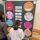 Emoce - 15 barevných smajlíků na tabuli + kartičky s názvy emocí/pocitů 5
