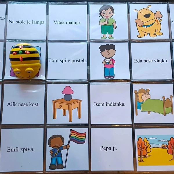 První věty s Bee-Botem (písmena A,E,I,O,U,M,L,S,P,T,J,N,V,Z,D,K)