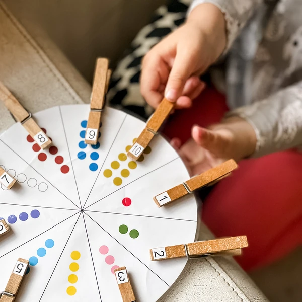 Počítací kolíčkovací kolečka v Montessori stylu